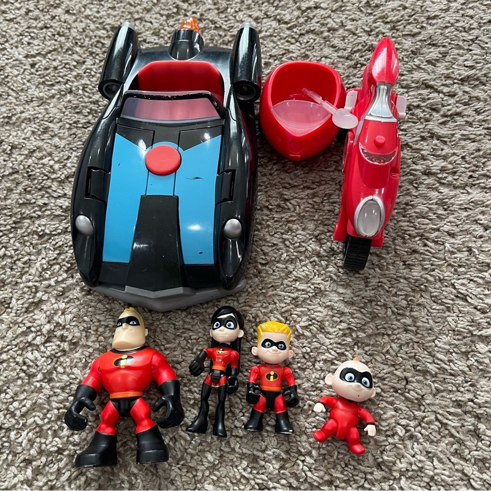 Incredibles 2 Action Figures and Vehicles Set